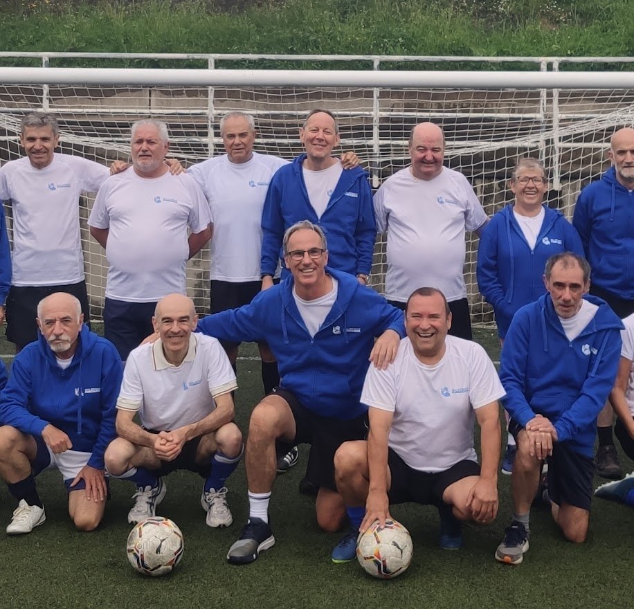 OB選手を中心にしたウォーキング・サッカーチーム。前列真ん中がゴリス氏、後列真ん中がフィル・ボール氏　©︎PHIL BALL
