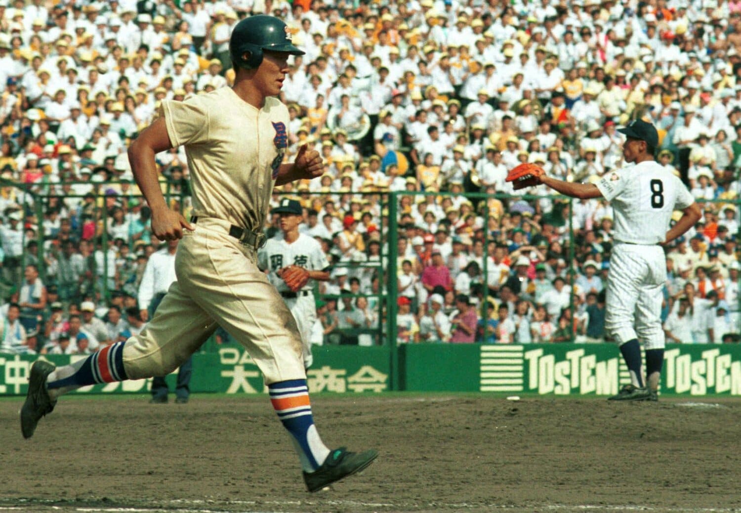 敬遠策を取られ、一塁に向かう松井　©SPORT NIPPON