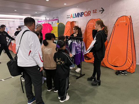 アクティングカップ会場での「アイタード」試着ブースの様子。杉原自ら子どもたちに説明を行った　提供：株式会社TRyAS