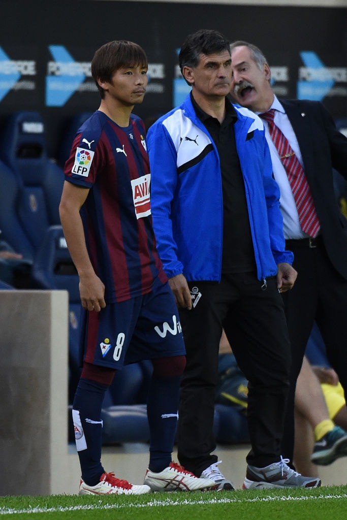 2015年、エイバル時代の乾とメンディリバル監督　©Etsuo Hara/Getty Images