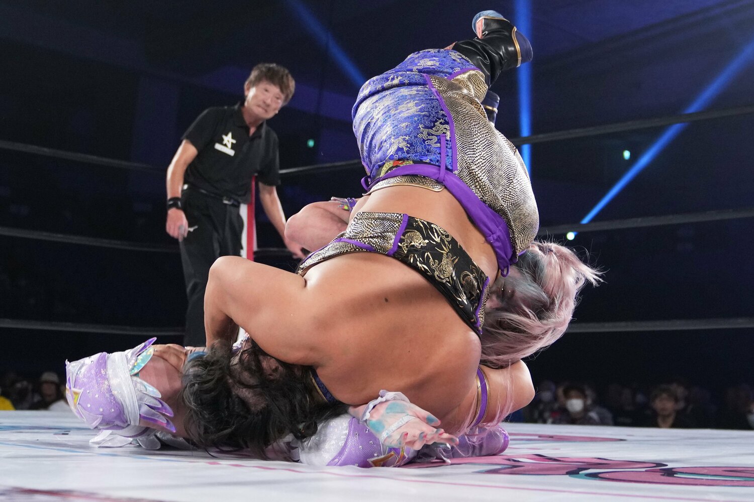 バイオレット・スクリュードライバーが崩れて刀羅ナツコの巨体に押しつぶされた中野たむの左ヒザ。2023年10月9日、愛知県体育館　©Masashi Hara