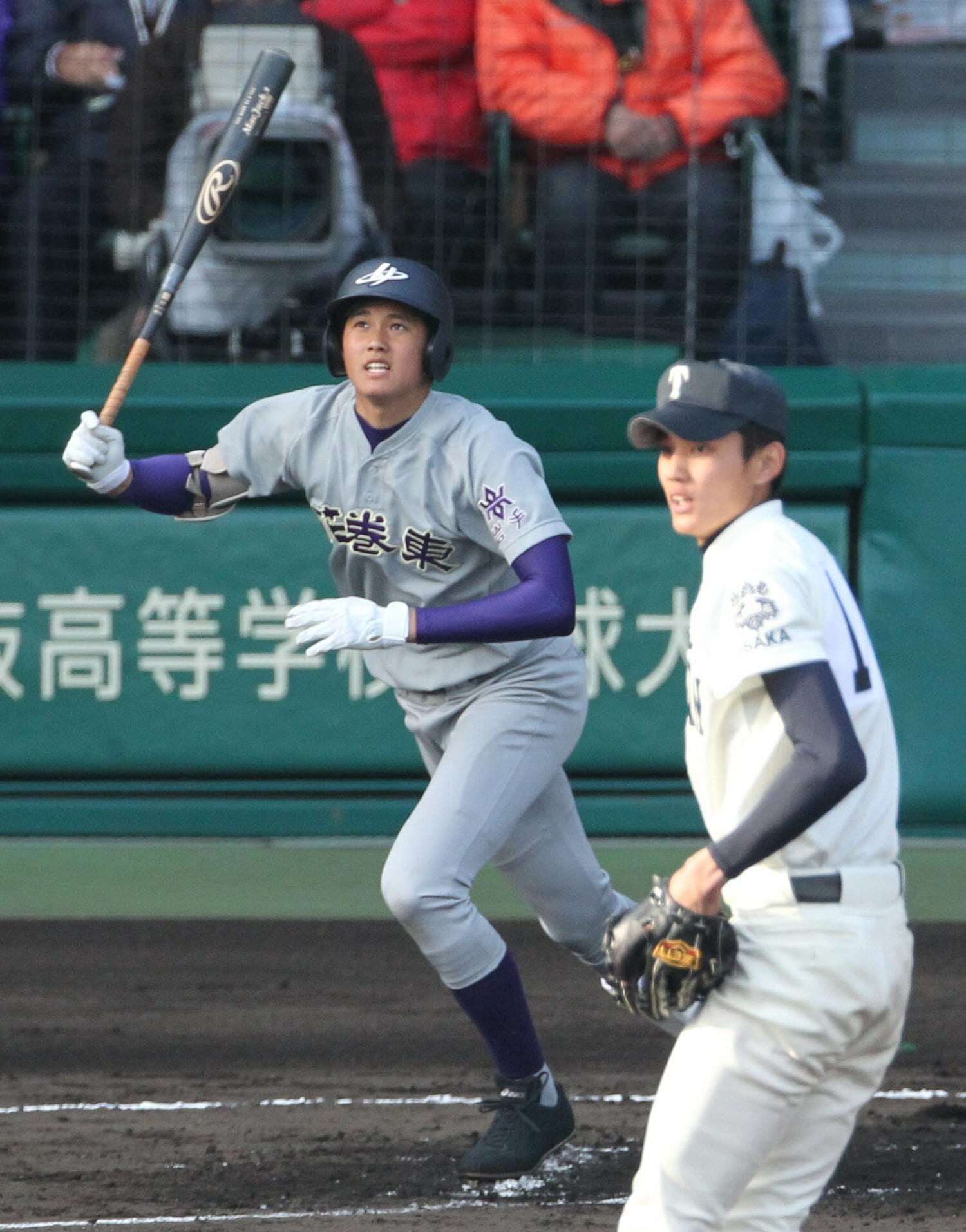 2012年3月のセンバツ。大阪桐蔭・藤浪晋太郎投手（右）から右越えに先制ソロホームラン（本塁打）を放つ花巻東・大谷翔平投手。
