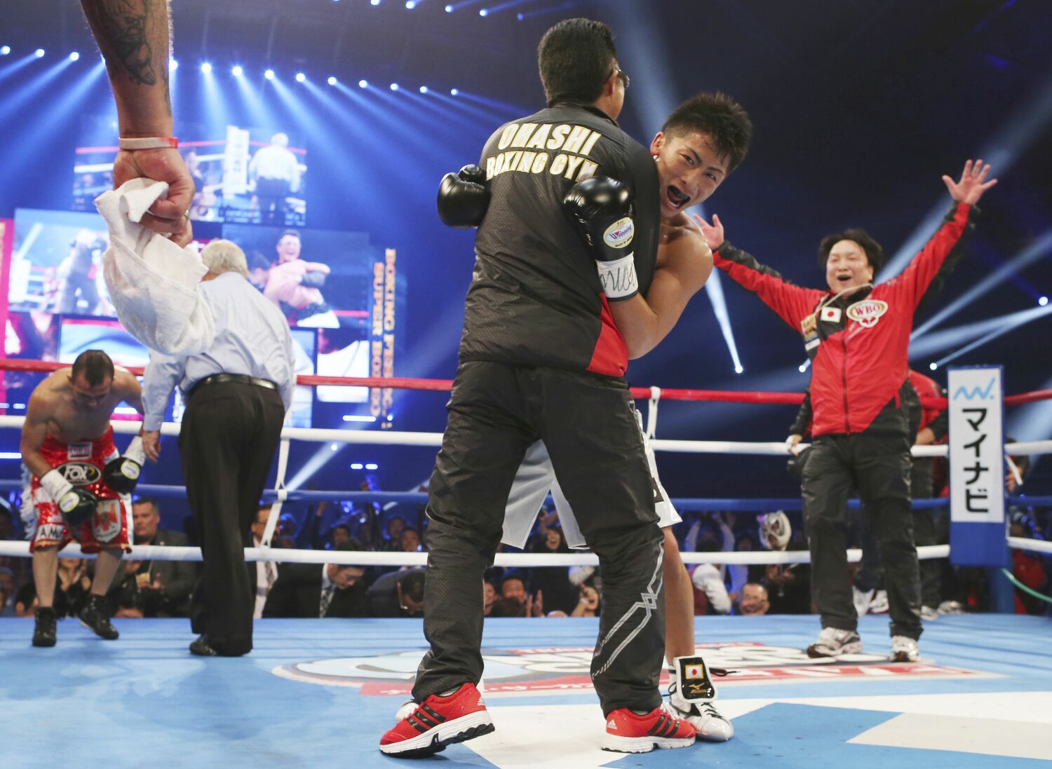 2014年12月30日、オマー・ナルバエスからKOを奪った井上尚弥　©AP/AFLO