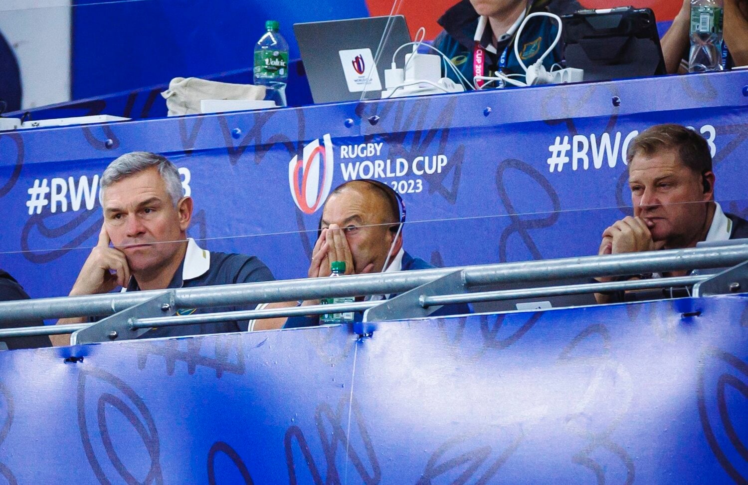 厳しい表情で試合を見つめるエディー・ジョーンズ(ラグビーW杯オーストラリアvsウェールズ) ©︎Kiichi Matsumoto