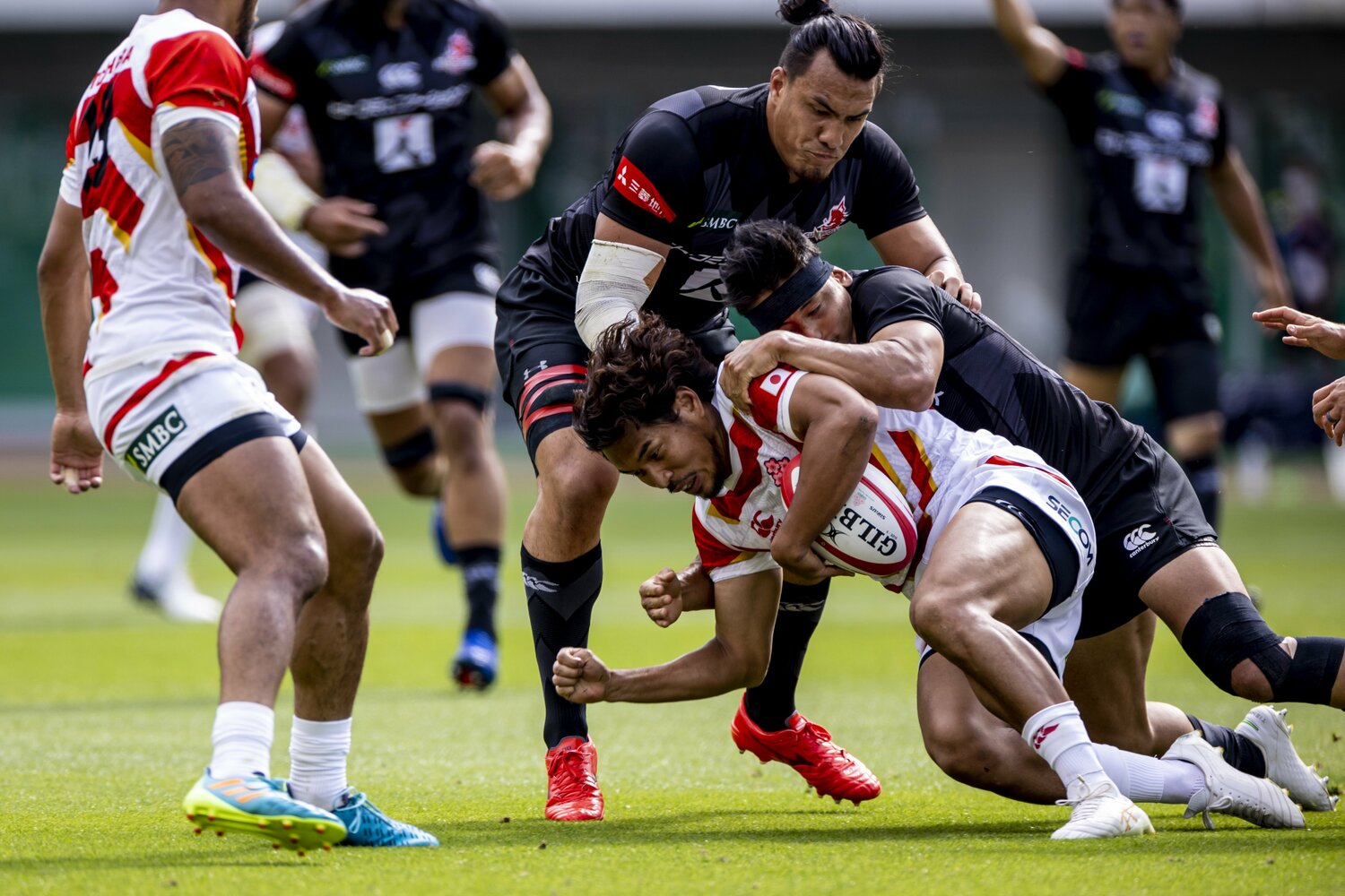 前半、日本代表はNo.8ベン・ガンター（上）らの圧力で劣勢を強いられた　©︎Kiichi Matsumoto