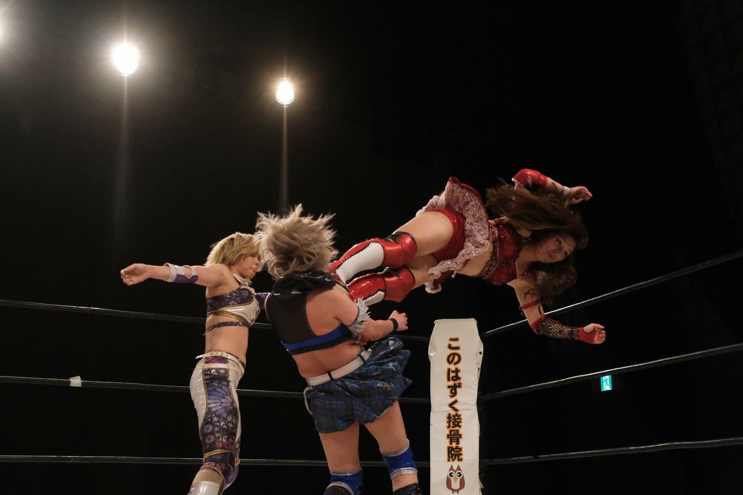 こうしたシンプルな技に説得力を持たせるのが青野の得意とするところだ