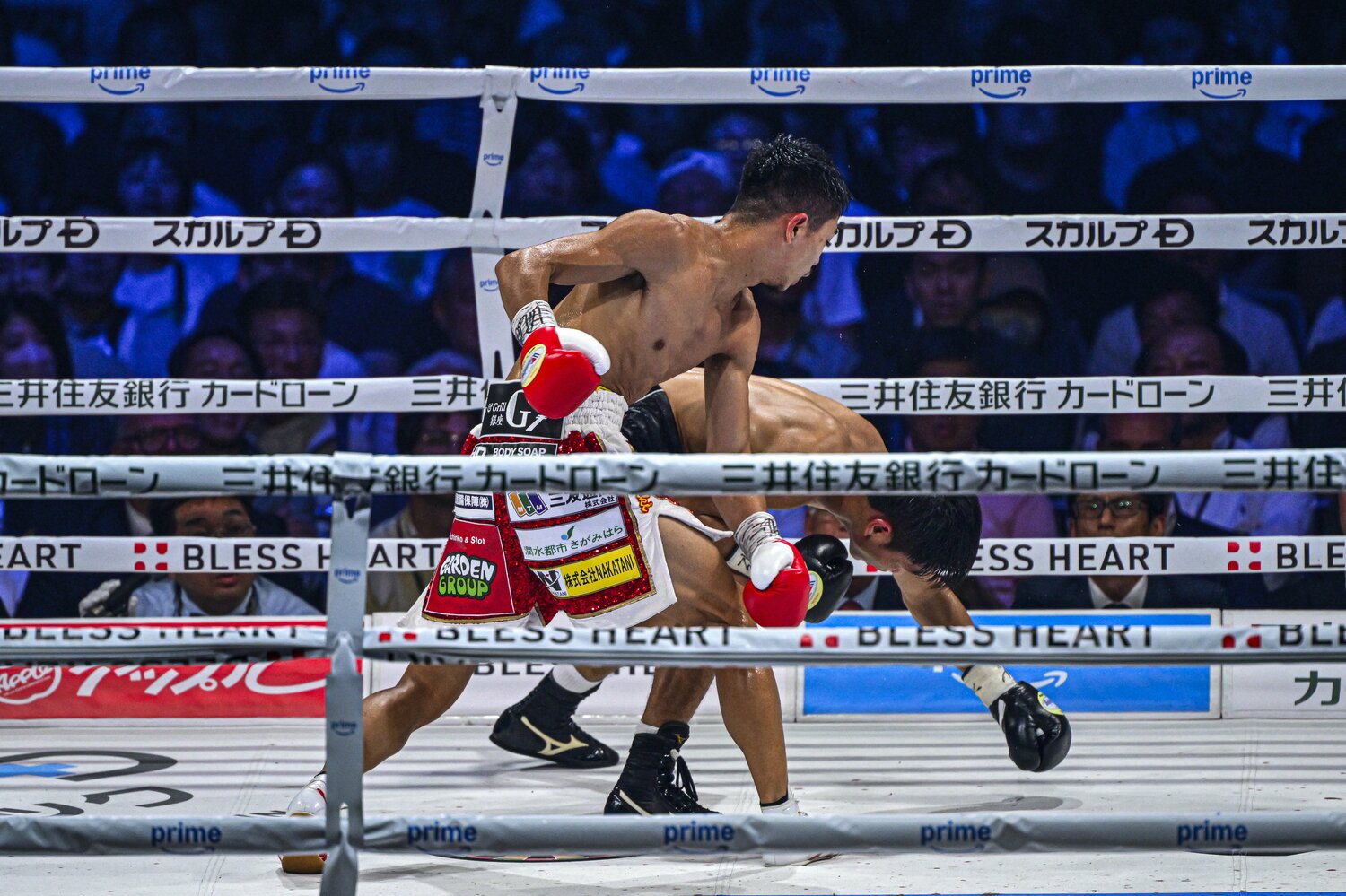 6ラウンド2度目のダウンを奪った決定的瞬間（全3枚の2枚目）©︎Takuya Sugiyama