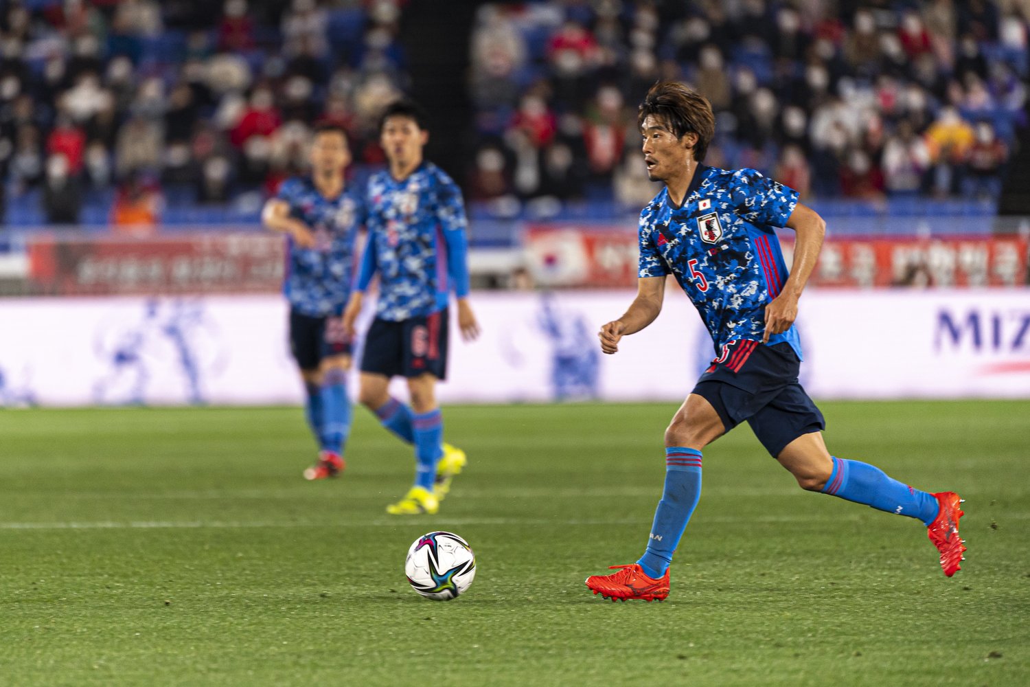 守田と遠藤の関係性は、まさに攻守両面で中盤を落ち着かせるものだった©JMPA