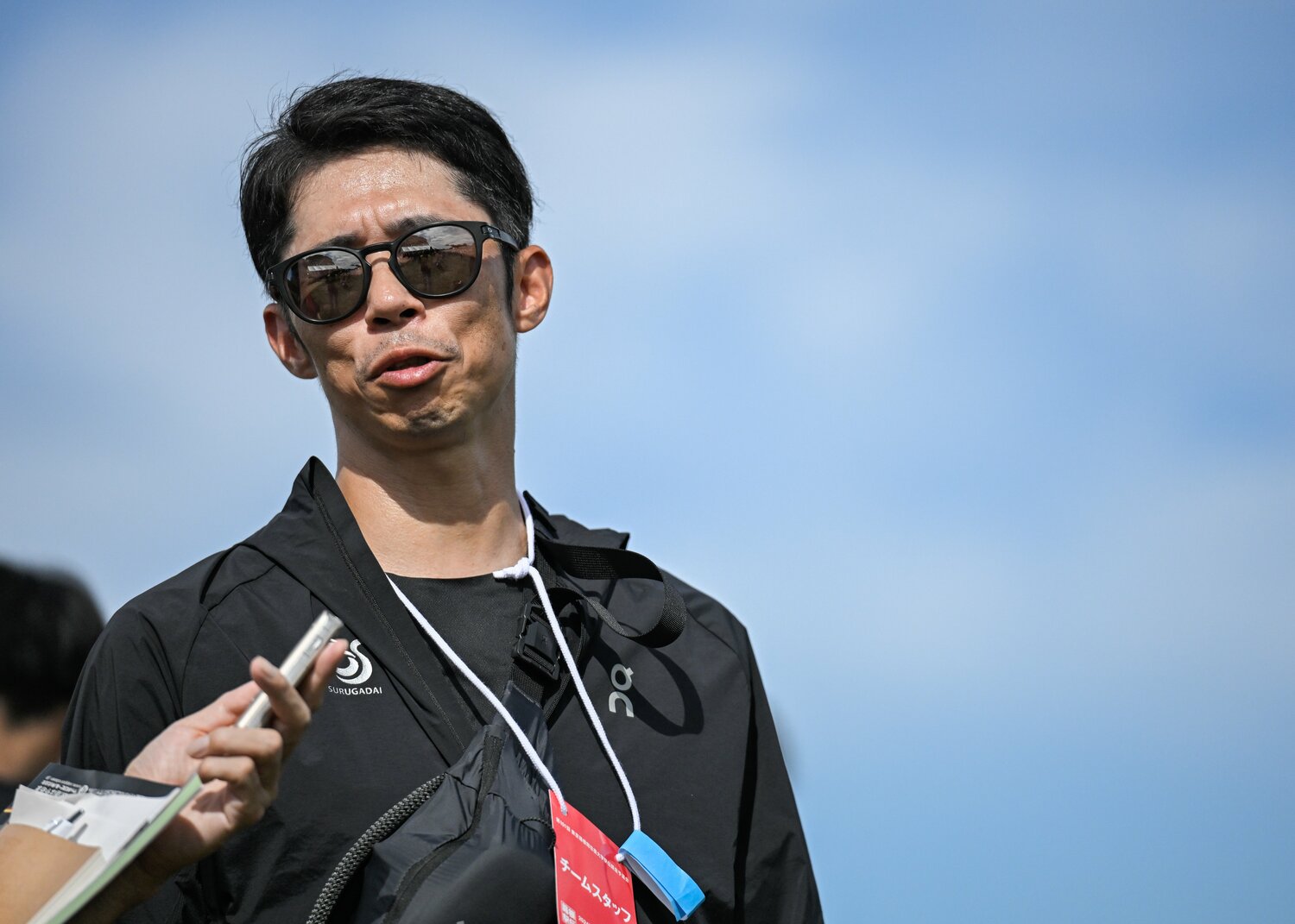 厳しい表情で予選会を振り返る駿河台大の徳本監督　©Nanae Suzuki