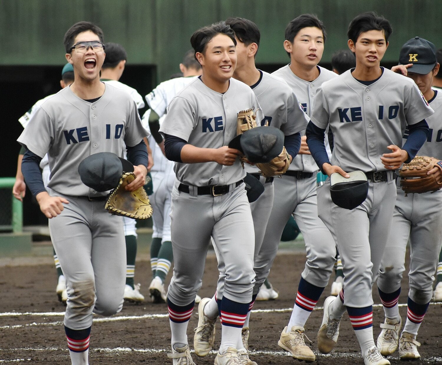 秋季関東地区大会準々決勝で勝って4強入りし、喜ぶ清原勝児（左から2人目）ら慶應ナイン　©JIJI PRESS