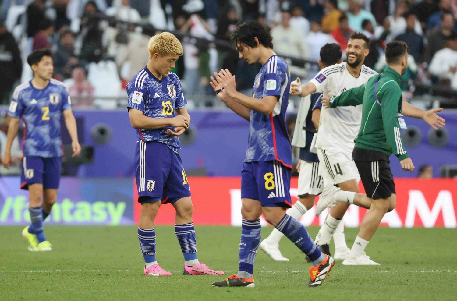 イラク戦終了直後の堂安、南野ら　©JIJI PRESS