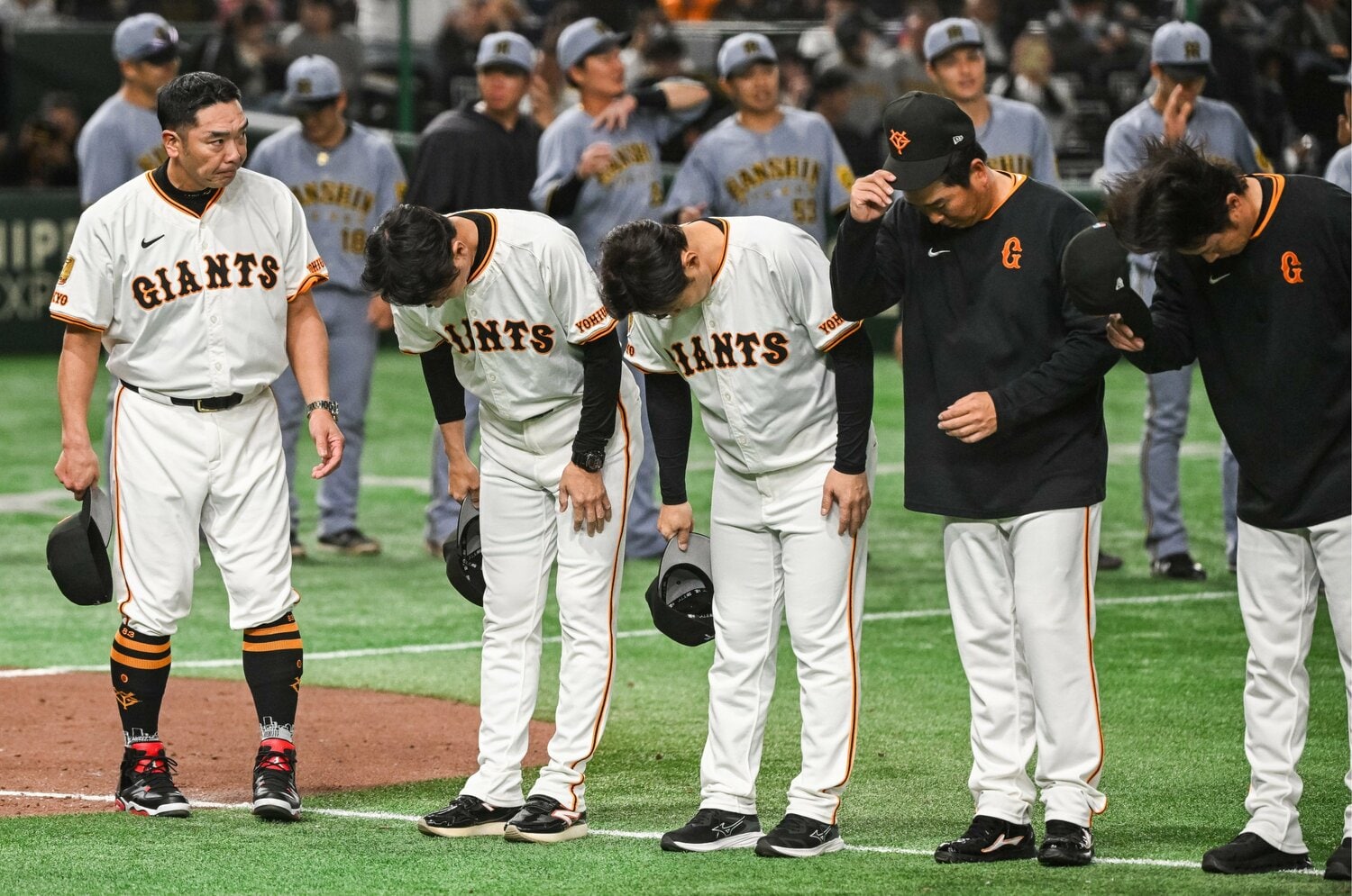 「首位阪神に10ゲーム差」巨人は、なぜここまで落ちてしまったのか？ 岡本和真の離脱で“4番不在”の影響「現実的には2位確保が目標か…」＜Number Web＞ photograph by Hideki Sugiyama
