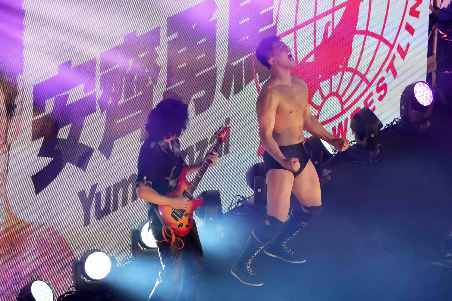 デビュー戦の入場シーン。鈴木修の演奏に乗せて、安齊勇馬は雄叫びをあげた