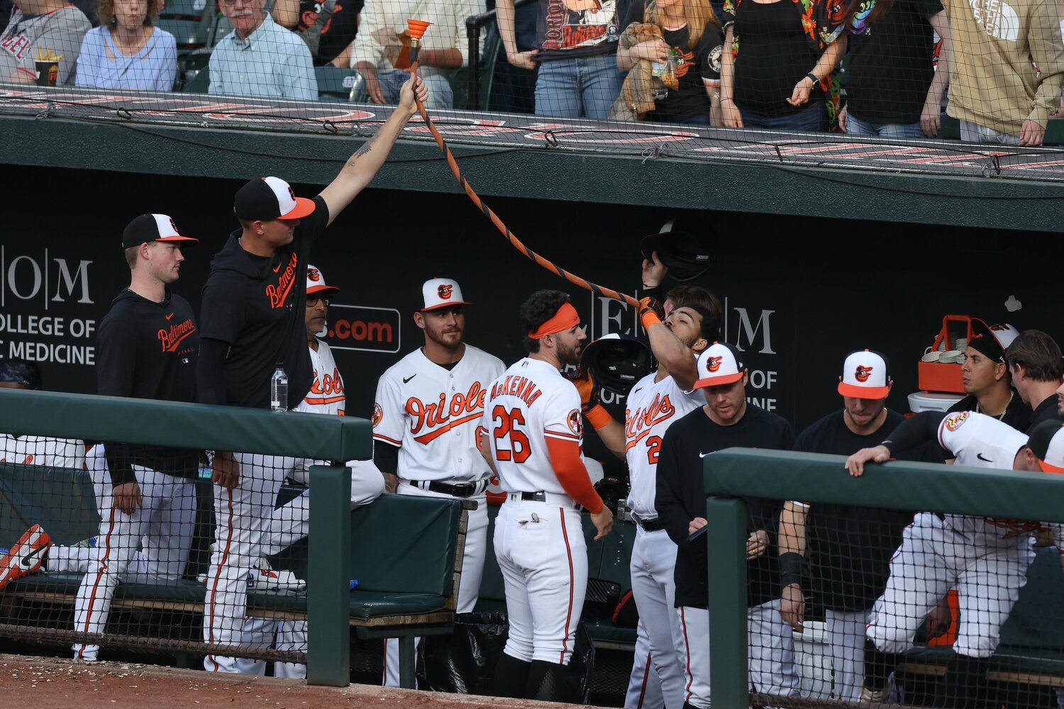 5月15日のエンゼルス戦でホームランを放ったサンタンダーを「ホーマー・ホース」で祝福するオリオールズの選手たち　©Getty Images
