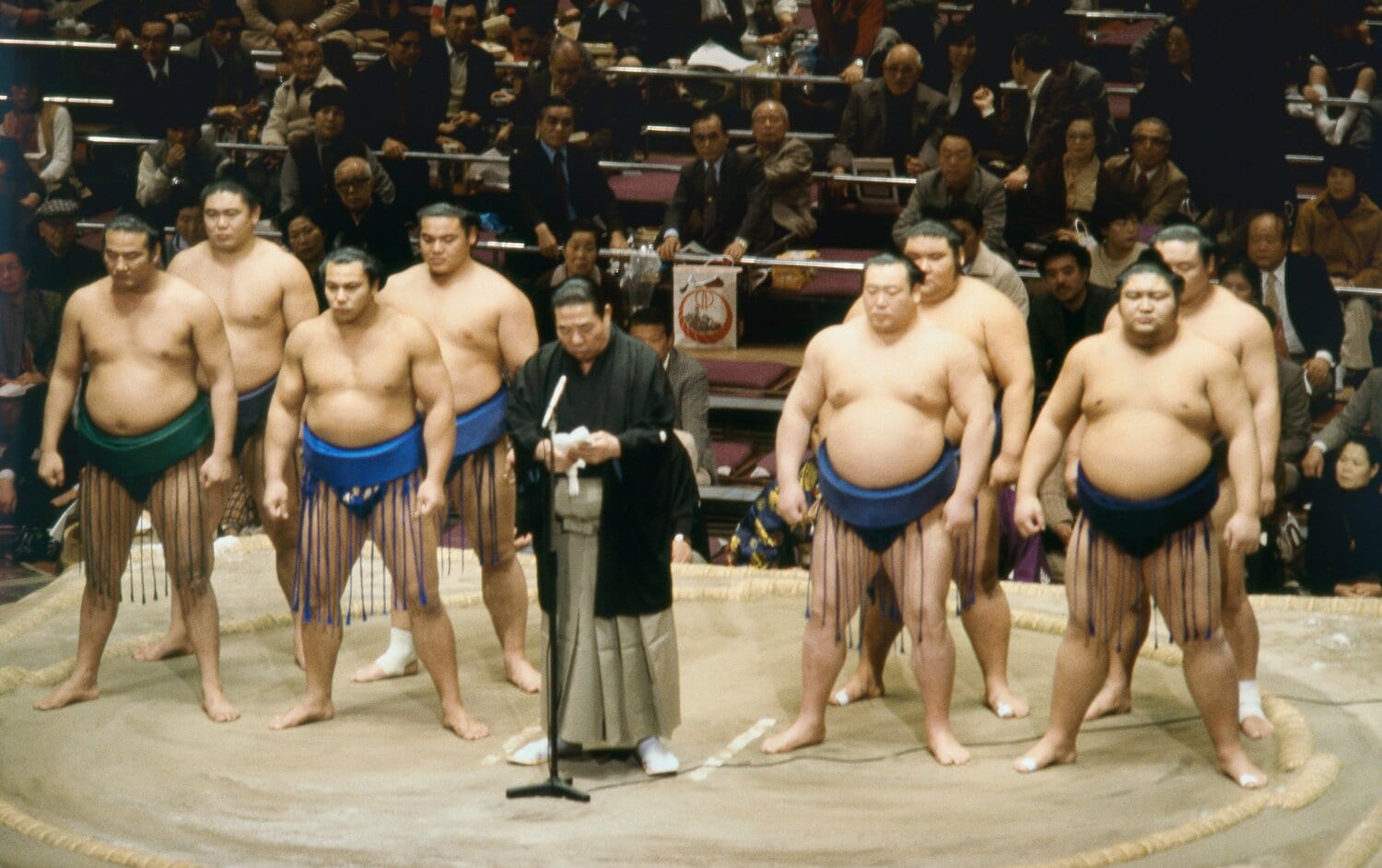 写真は1983年の初場所で。力士前列左から若島津、千代の富士、隆の里、琴風　©JIJI PRESS