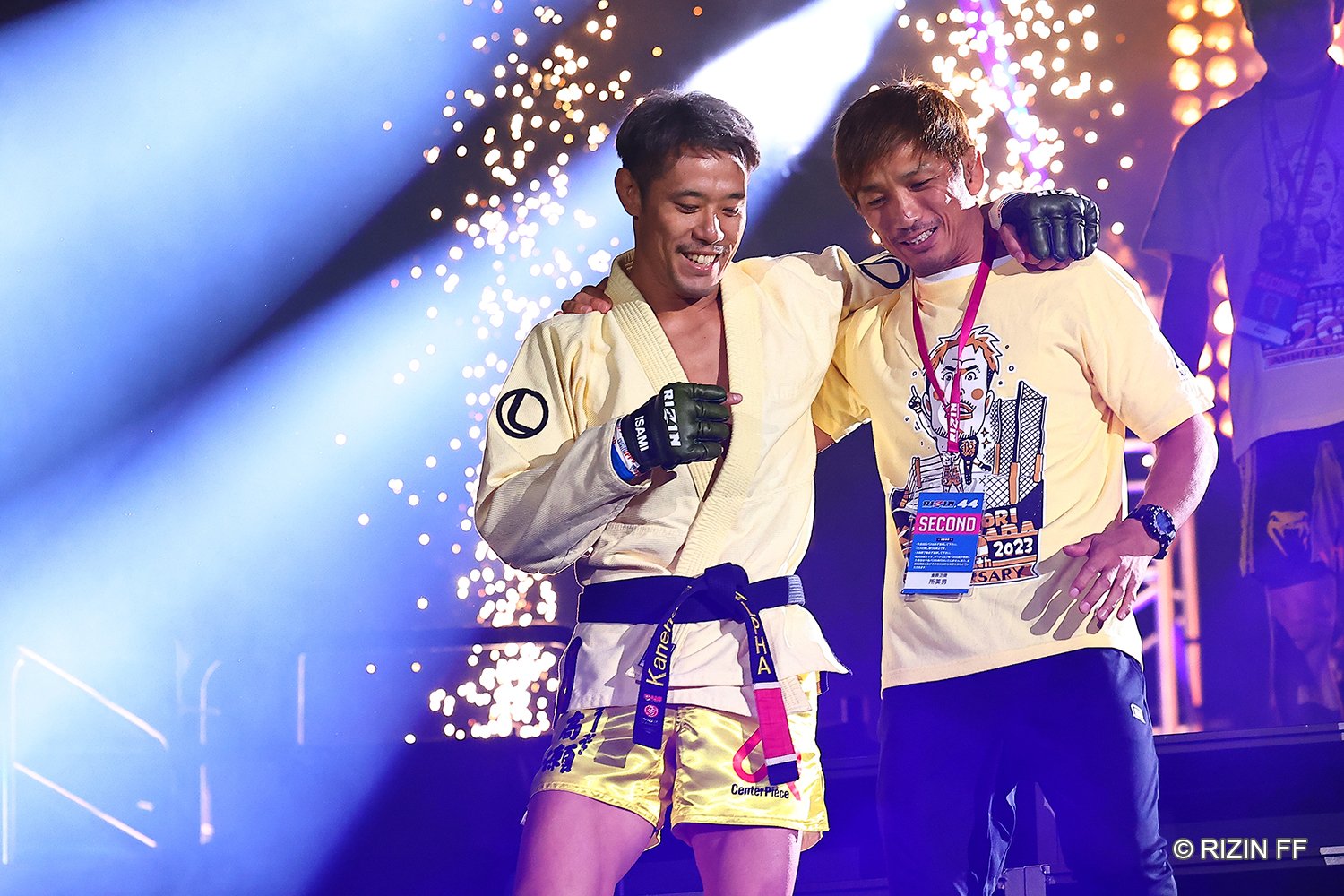 盟友・所英男と肩を組んで入場する金原　©RIZIN FF