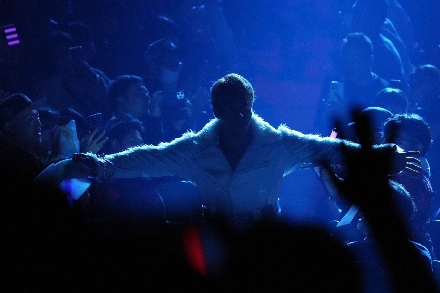 観客席から入場する海野翔太。11月4日、エディオンアリーナ大阪 ©Essei Hara