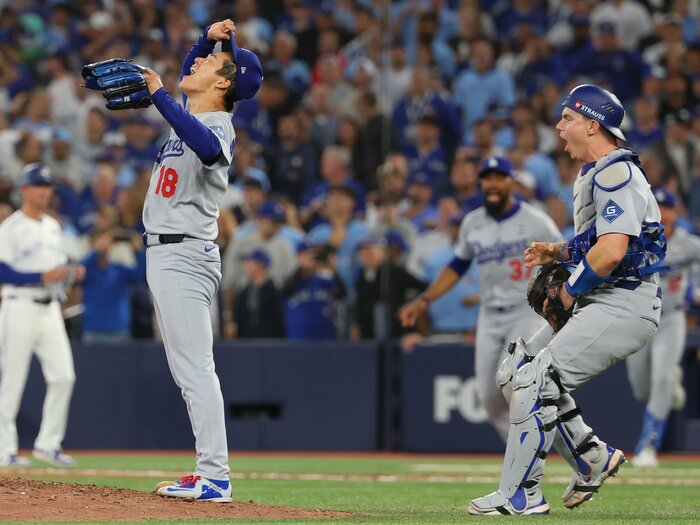 「えっ、投げるの？」記者もざわついたドジャース山本由伸“伝説のリリーフ登板”真相「すべては第3戦から始まったんだ」敏腕フリードマンの“誤算”とは＜Number Web＞ photograph by Gregory Shamus/Getty Images