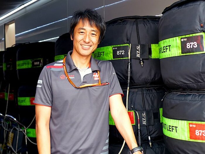 ハース快走の陰に、この日本人アリ。F1界で活躍する“サムライ”富塚裕。<Number Web> photograph by Masahiro Owari