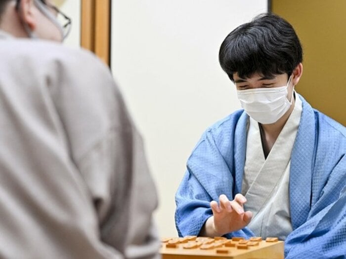 藤井聡太21歳「点数でという方針に…」“王座戦、生の対局直後姿”を見て思い出した渡辺明九段の「ずいぶんと大きくなりましたよ」<Number Web> photograph by Kyodo News