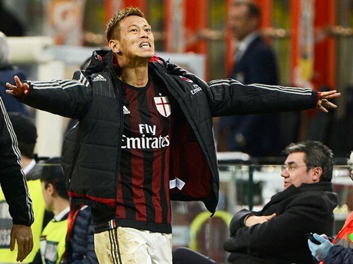 本田圭佑のポーカーフェイスは続く。客席の「Vai,Honda！」にどう応える。＜Number Web＞ photograph by AFLO