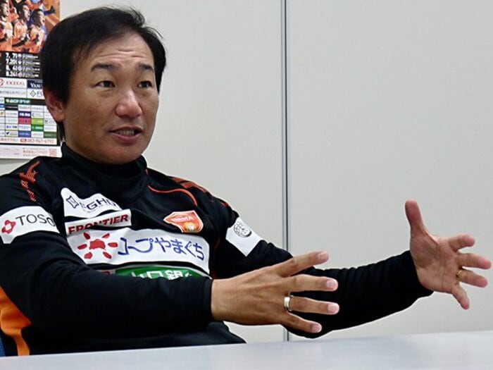 J2山口・霜田監督の指導法が面白い。「極端」と「正直」で選手を刺激。＜Number Web＞ photograph by Atsushi Iio