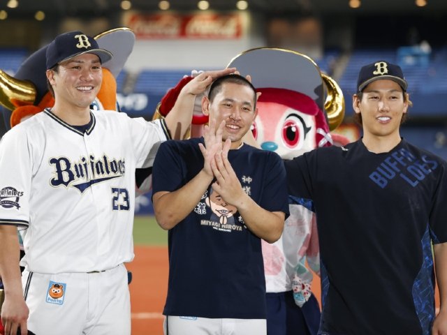 オリックス 宮城大弥選手 ネーム&ナンバーパーカー フード付き 