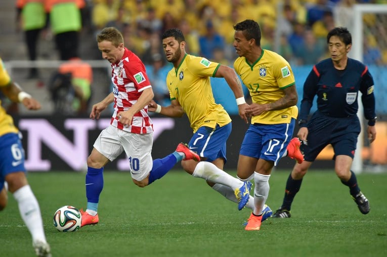 ブラジルW杯、モドリッチとマッチアップするフッキ　©JMPA