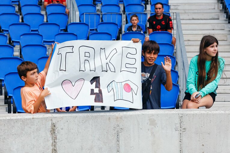 久保建英22歳が試合中“舌をペロッ＋笑顔”で…「クボいるの？」子供人気は今季も！ カメラマンが撮った“ソシエダ2年目開幕前のワクワク”(6)