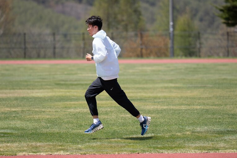 強風の菅平高原で黙々と練習する佐藤　©Shiro Miyake