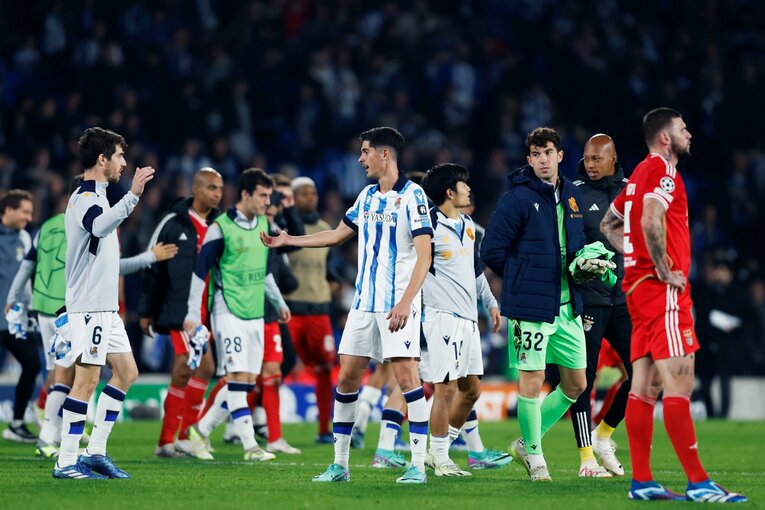 試合後、小久保と談笑する久保　©Daisuke Nakashima