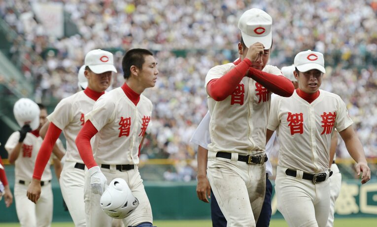明徳義塾に初戦で敗れた後、応援席に挨拶を終え引きあげる岡本（右から2人目）ら智弁学園の選手たち ©︎KYODO