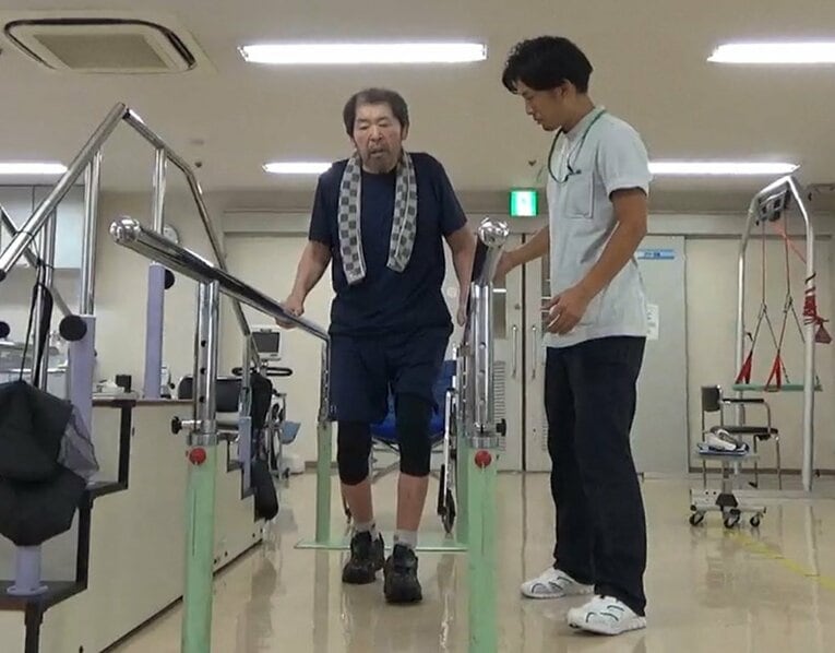 リハビリを行うマサ斎藤さん　©株式会社アンサンヒーロー