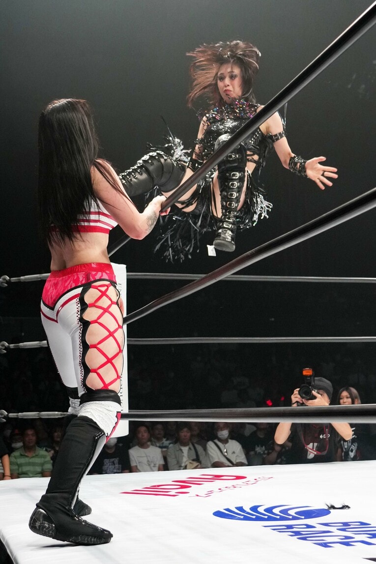 ビー・プレストリーにドロップキックを放つ上谷沙弥　©Essei Hara