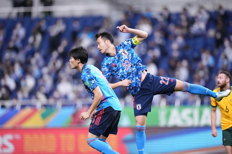 プレミアの最終ラインを経験した冨安と吉田。彼らが日本代表でコンビを組むという事実は大きな意味がある　©JMPA