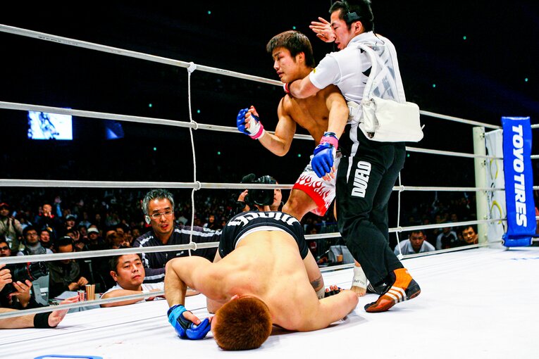 壮絶なKO決着に、観客の興奮は頂点に達した
