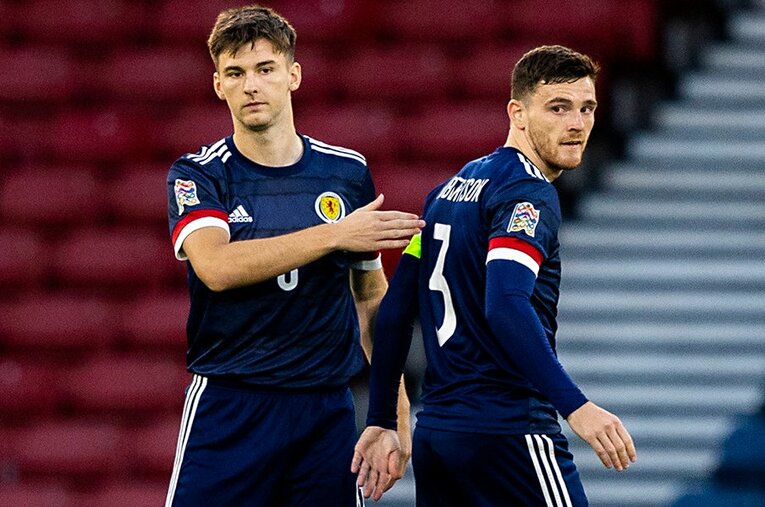 中堅国スコットランドが誇るロバートソン（右）とティアニー。左サイドバックが本職の2人だが、代表で共存する解決策とは…… ／ photograph by Getty Images