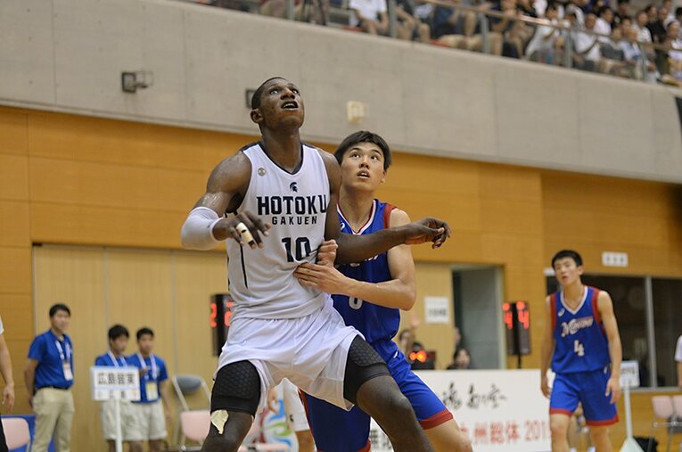 報徳学園のコンゴロー・デイビッドとマッチアップした広島皆実の三谷桂司朗。留学生チームとのマッチアップで得るものは大きい。 ／ photograph by Miho Aoki
