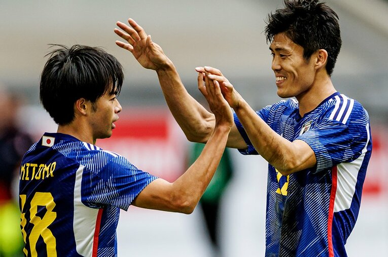 冨安健洋が笑顔で三笘薫とハイタッチ　©Kiichi Matsumoto