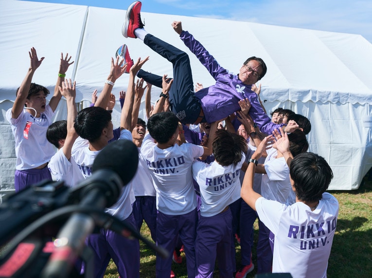 胴上げも表情が引き締まっている原田代理監督　©Yuki Suenaga