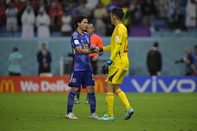 クロアチア戦PK、1番手の南野と健闘を誓い合う　©Koki Nagahama／JMPA