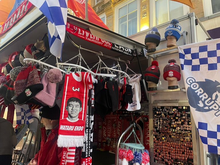 街で販売されていた「WATARU ENDO」のタオルマフラー（筆者撮影）