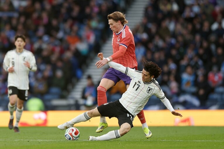 スコットランド戦、マクトミネイに対して果敢なタックルを仕掛ける田中　©Getty Images