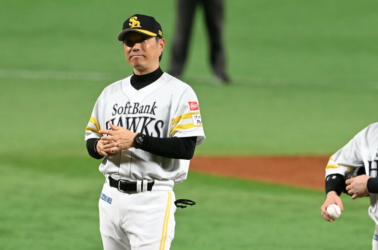 初戦、第2戦の連勝で圧倒的優位かと思いきや、本拠地で3連敗と追い詰められたホークス・小久保監督　©Naoya Sanuki