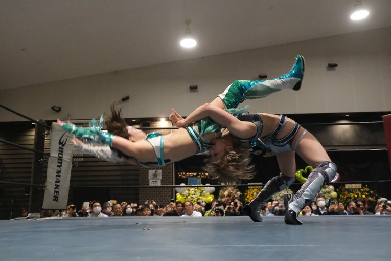 「他では見られない安納サオリだった」人気女子レスラー“3試合出ずっぱり”の凱旋興行に密着「体重が4kg減って…そりゃそうですよね」(50)