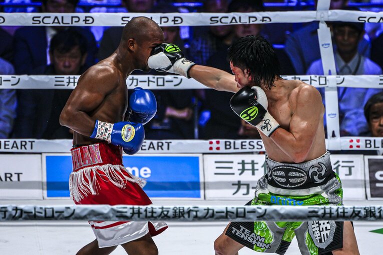 サンティリャンの顔面にめり込む那須川天心のジャブ　©Takuya Sugiyama