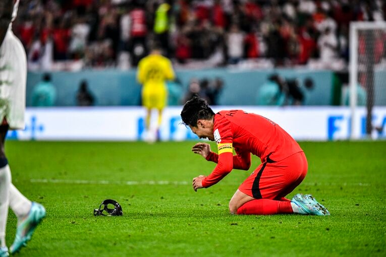 フェイスガードを外して涙するソン・フンミン。チームの窮地を救う、エースとして相応しい仕事ぶりだった　©︎Takuya Sugiyama/JMPA