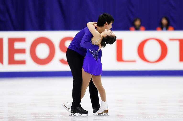 りくりゅうとして初めて出場したNHK杯フリーの演技を終え、笑顔で抱き合った二人　©AFLO