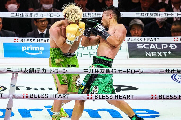 アッパーを連打する井上拓真（3枚目／全6枚） ©Susumu Nagao