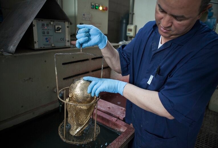 W杯トロフィー「門外不出の製造過程」を特別に撮った…4代目女性社長いわく「情熱が工房の隅々にまで息づいています」(16)